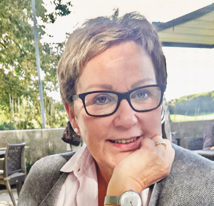 Therese Haller-Bleuler stellt ihre Gemälde in der Lausner Gemeindeverwaltung aus. Bild zvg