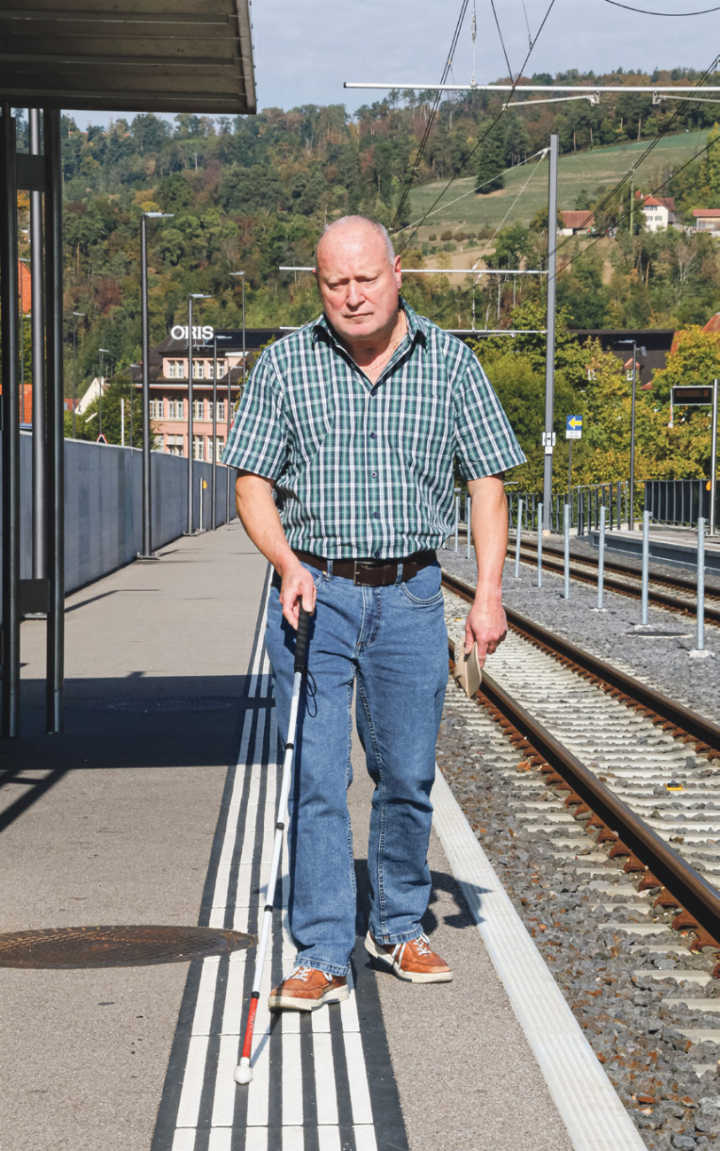 Leitlinien sind für Albert Kamber eine willkommene Hilfe zur Orientierung im öffentlichen Raum. Bild Pascal Kamber Leitlinien sind für Albert Kamber eine willkommene Hilfe zur Orientierung im öffentlichen Raum. Bild Pascal Kamber