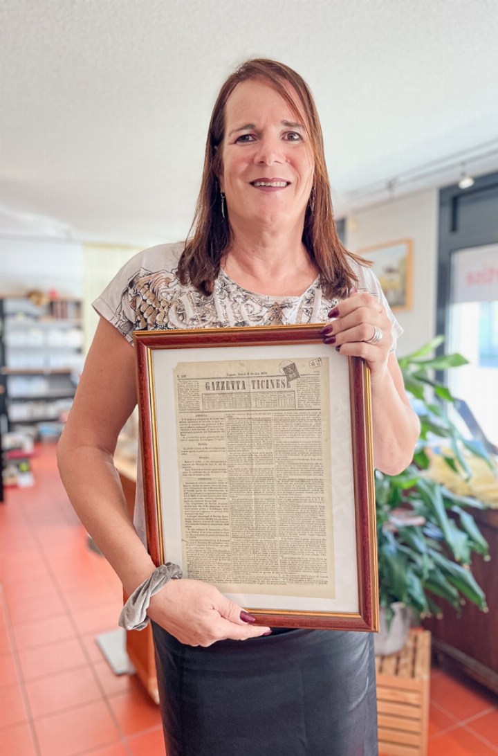 Leandra Honegger zeigt eine «Gazzetta Ticinese» aus dem Jahr 1870, frankiert mit einer 3-Rappen-Marke (Sammlerwert rund 300 Franken).
Bilder Brigitte Keller Leandra Honegger zeigt eine «Gazzetta Ticinese» aus dem Jahr 1870, frankiert mit einer 3-Rappen-Marke (Sammlerwert rund 300 Franken).
Bilder Brigitte Keller