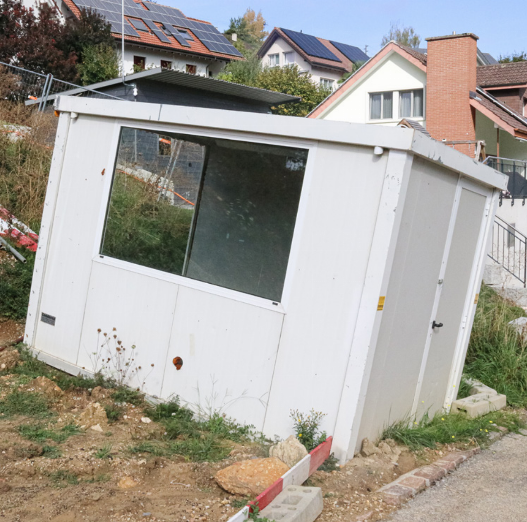 Der Baucontainer für die Arbeiter wurde schräg aufgestellt. Zudem fehlt ihm die Rückwand. Bild Janis Erne Der Baucontainer für die Arbeiter wurde schräg aufgestellt. Zudem fehlt ihm die Rückwand. Bild Janis Erne