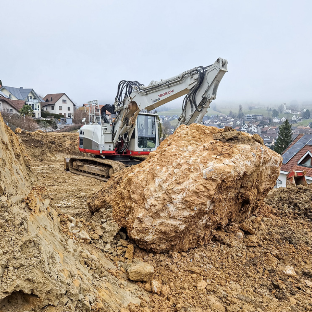 Bild von den Bauarbeiten: Anwohner befürchteten zeitweise, dass Felsbrocken auf die Strasse rollen könnten. Bild von den Bauarbeiten: Anwohner befürchteten zeitweise, dass Felsbrocken auf die Strasse rollen könnten.