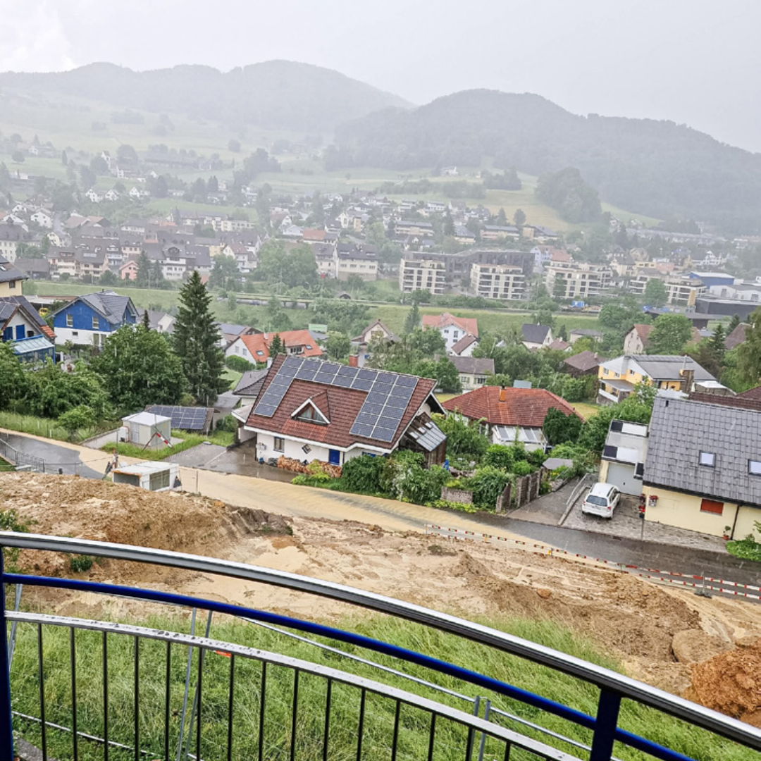Bei Regen füllt sich die Baugrube mit Wasser. Die Strassenreinigung muss jeweils die Gemeinde bezahlen. Bei Regen füllt sich die Baugrube mit Wasser. Die Strassenreinigung muss jeweils die Gemeinde bezahlen.
