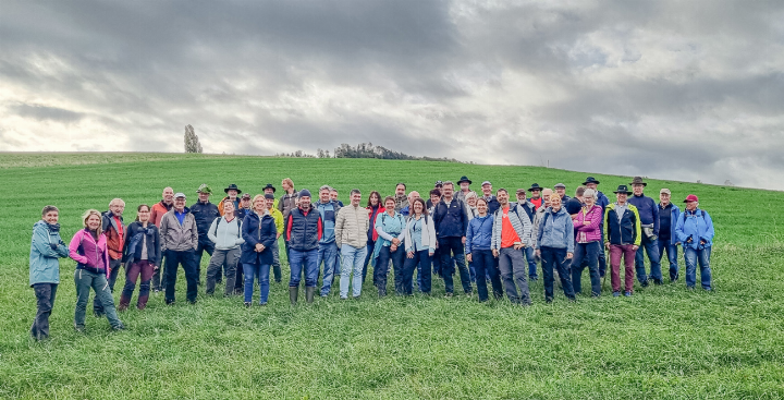 Die Banntagsrotte auf dem Weg zum ersten Znünihalt, der wegen der Gefahr abbrechender Äste nicht im Wald abgehalten wurde. Bilder Lorenz Degen