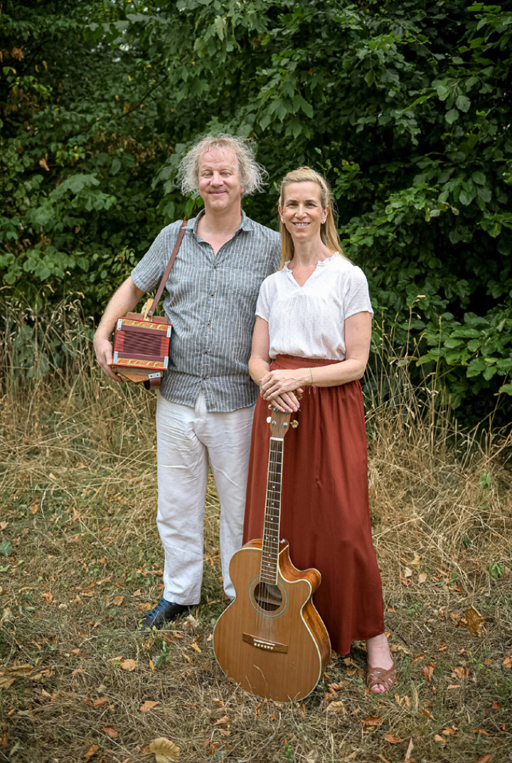 Simon Dettwiler und Seraina Clark wollen Helene Bossert mit «Hoi Leni!» den Leuten näherbringen.
Bild Jocelyn Clark Simon Dettwiler und Seraina Clark wollen Helene Bossert mit «Hoi Leni!» den Leuten näherbringen.
Bild Jocelyn Clark