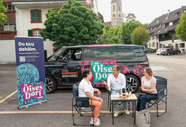 Die erste Folge der neuen Sendung führt Dani von Wattenwyl (Mitte) nach Gelterkinden. Er spricht unter anderem mit Theres Fuchs von der Gemeindeverwaltung (links) und alt Gemeindepräsidentin Christine Mangold.
Bild zvg / Telebasel