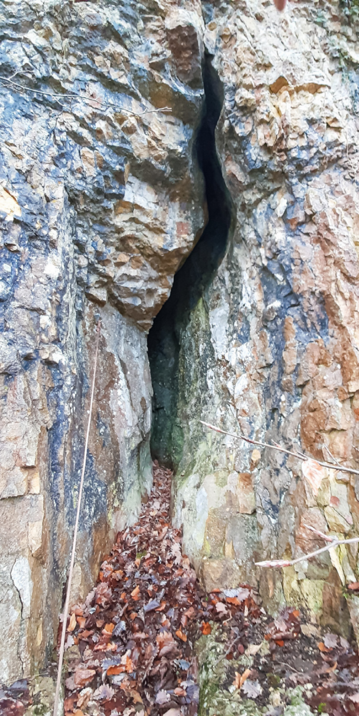Diese unscheinbare und nur ein bis zwei Meter schmale Felsspalte stellt den Eingang zum Ärdwybliloch dar. Bilder zvg Diese unscheinbare und nur ein bis zwei Meter schmale Felsspalte stellt den Eingang zum Ärdwybliloch dar. Bilder zvg