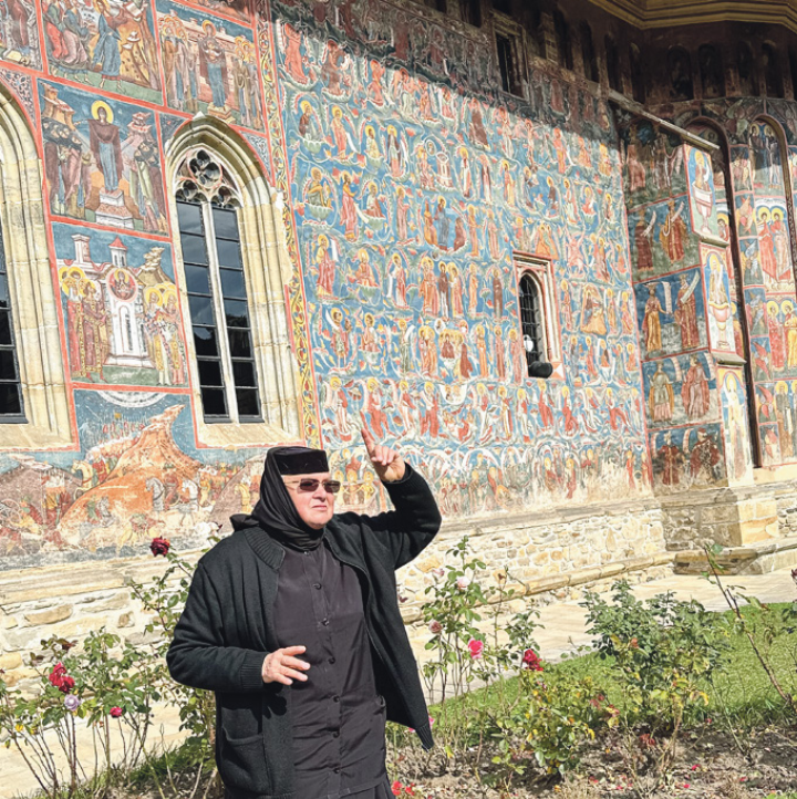 Mutter Tatjana erläutert die Bemalung am Kloster Moldovita.
Bild zvg