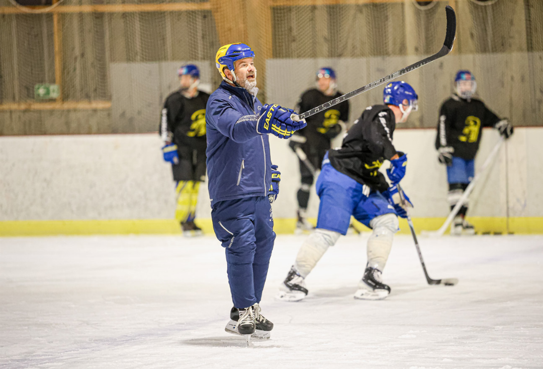 Der Tenniker Christof Amsler ist als Trainer zum EHC Laufen zurückgekehrt und hat den Verein gleich in die 2. Liga geführt. Bilder Thomas Ditzler Der Tenniker Christof Amsler ist als Trainer zum EHC Laufen zurückgekehrt und hat den Verein gleich in die 2. Liga geführt. Bilder Thomas Ditzler