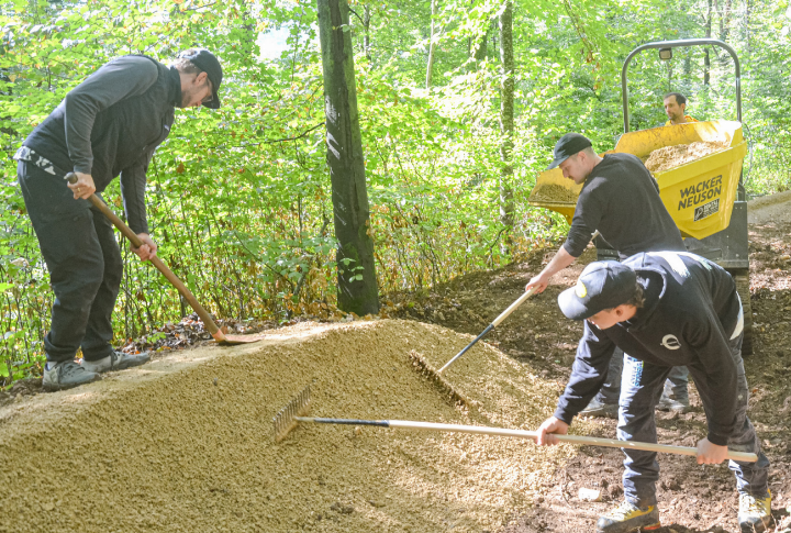 Es ist wichtig, dass die Kurven des Trails auch bei hoher Geschwindigkeit der Biker halten.
Bild svr. Es ist wichtig, dass die Kurven des Trails auch bei hoher Geschwindigkeit der Biker halten.
Bild svr.