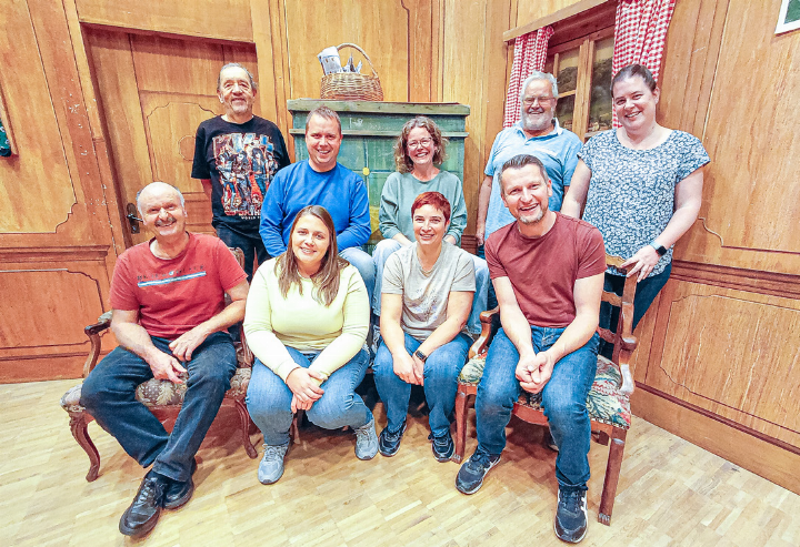 Thomas Portmann (vorne rechts) und die Theatergruppe 
freuen sich auf die Aufführungen.
Bild zvg