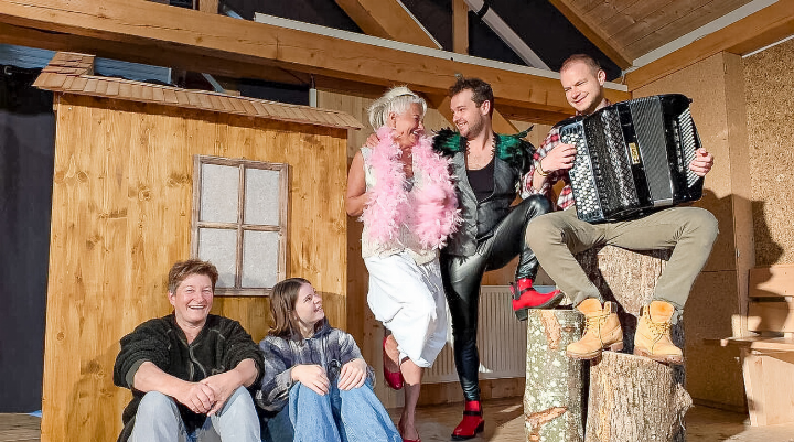 Das Ensemble des Musiktheaters «Wott es Froueli z Märit goh» bringt auf dem Zwillmatthof in Wisen eine musikalische Komödie über Emanzipation auf die Bühne.
Bild zvg