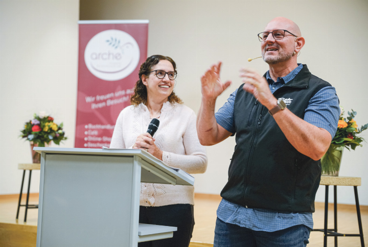 Die Ehe von Rolf und Debora Sommer stand auf Messers Schneide, wie sie an der Veranstaltung erzählten. Bild zvg