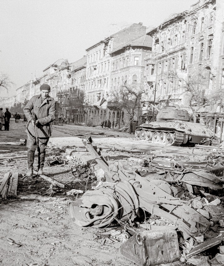 Zerstörte Häuser, ausgebrannte Panzer: Budapest wurde im Herbst 1956 zum Schauplatz eines verzweifelten Freiheitskampfs. Bild ETH-Bibliothek Zürich Zerstörte Häuser, ausgebrannte Panzer: Budapest wurde im Herbst 1956 zum Schauplatz eines verzweifelten Freiheitskampfs. Bild ETH-Bibliothek Zürich