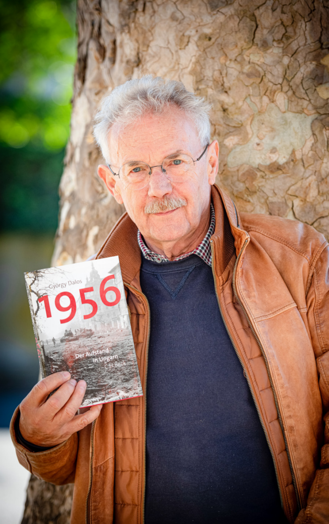Istvan Akos mit dem Buch von György Dalos zum Ungarn-Aufstand. Bild sep. Istvan Akos mit dem Buch von György Dalos zum Ungarn-Aufstand. Bild sep.