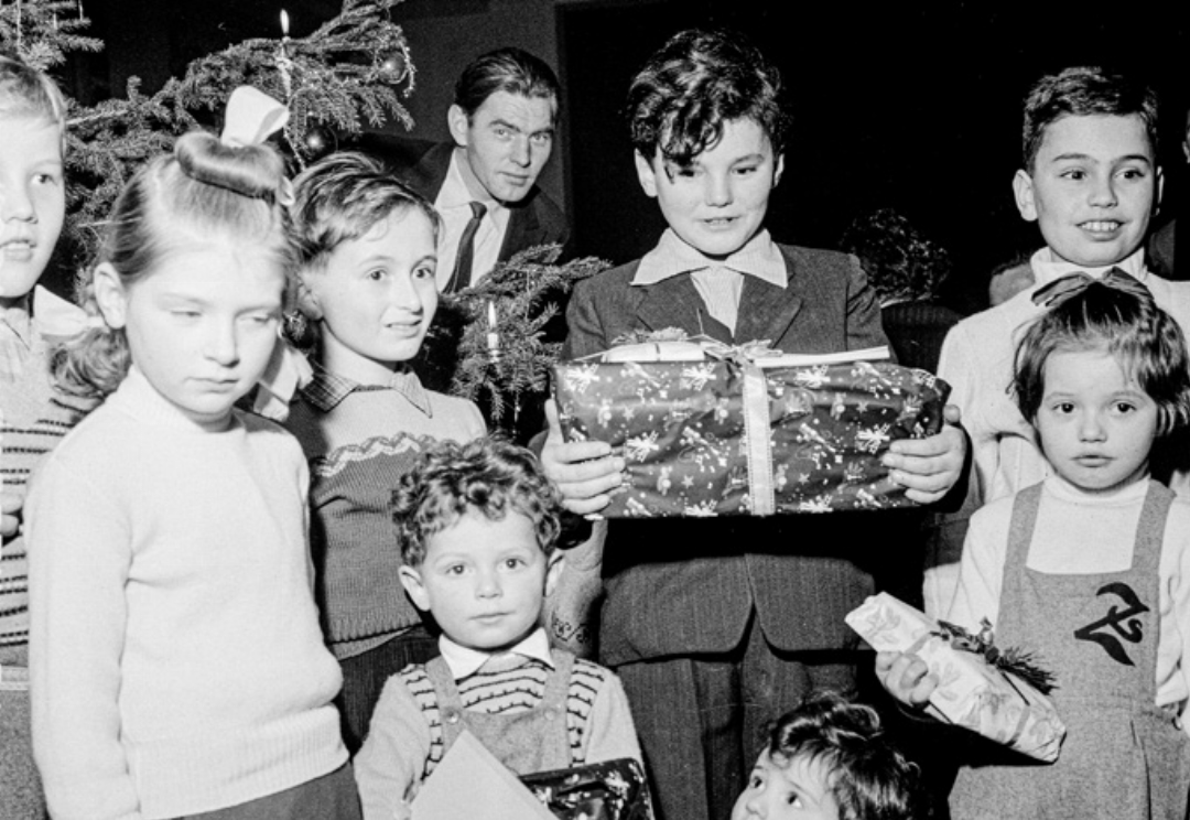 Aus dem von der Sowjetunion unterdrückten Ungarn geflüchtete Kinder feiern 1956 Weihnachten im Lager in Liestal.
Bild zvg /ETH-Bibliothek Zürich Aus dem von der Sowjetunion unterdrückten Ungarn geflüchtete Kinder feiern 1956 Weihnachten im Lager in Liestal.
Bild zvg /ETH-Bibliothek Zürich