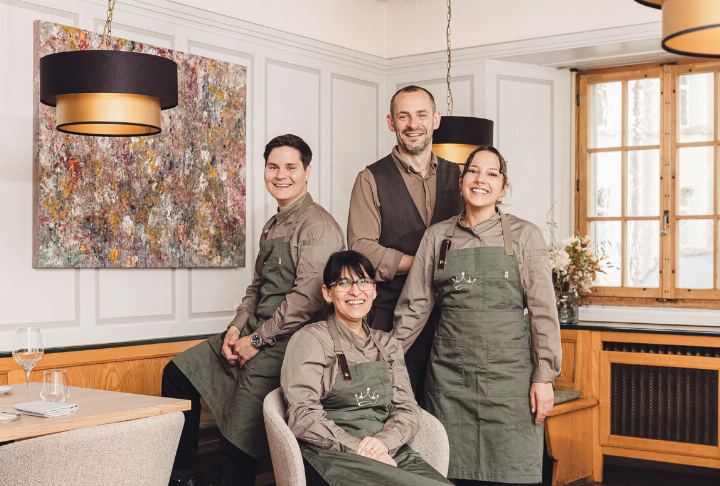 «Kronen»-Crew: Rino Zumbrunn (Geschäftsleiter), Kristijan Primus (Service), Georgiana Septar (sitzend vorne, Küche und Backoffice) und Fabienne Künzli (stehend vorne, Küche). Auf dem Bild fehlt: Leon Heiber, Koch EFZ im ersten Lehrjahr. Bilder zvg «Kronen»-Crew: Rino Zumbrunn (Geschäftsleiter), Kristijan Primus (Service), Georgiana Septar (sitzend vorne, Küche und Backoffice) und Fabienne Künzli (stehend vorne, Küche). Auf dem Bild fehlt: Leon Heiber, Koch EFZ im ersten Lehrjahr. Bilder zvg