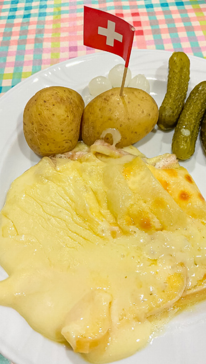Nach dem Markt wird im Gemeindesaal Raclette serviert.       Bild zvg