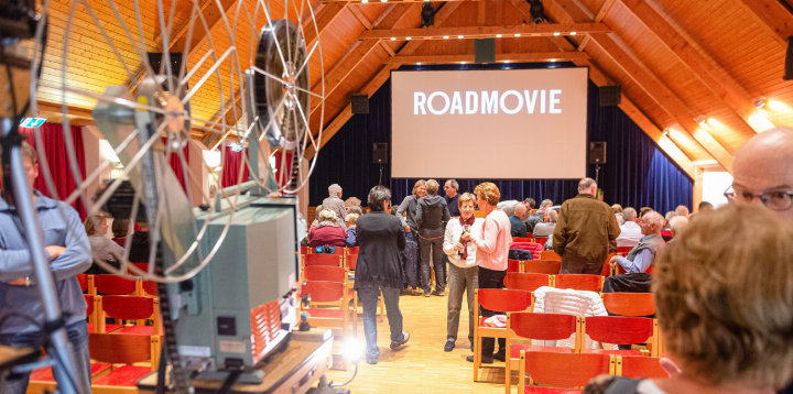 Der Verein Roadmovie tourt durch die Schweiz – hier war er in Bachs (ZH) zu Gast.      Bild zvg / Ruedi Flück