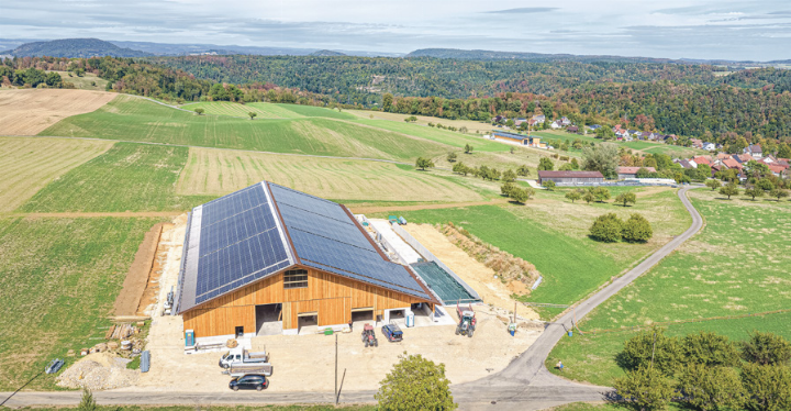 Die Solarmodule sind bereits montiert, und auch rund um das neue Ökonomiegebäude nimmt alles zunehmend Form an.    Bild zvg