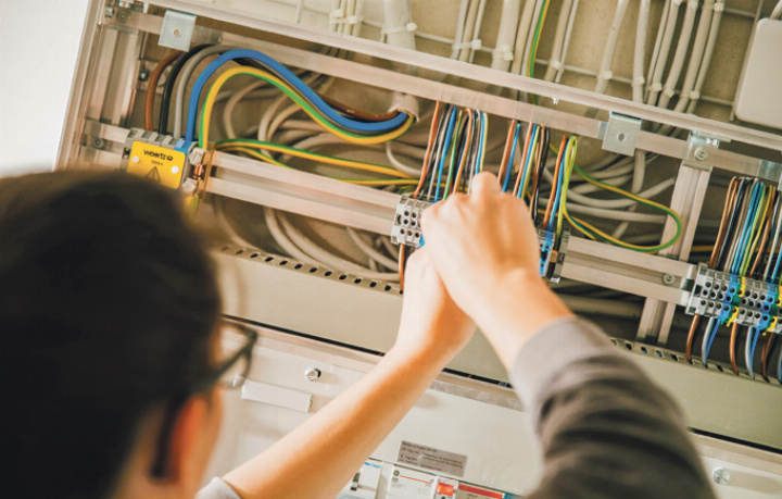 Die Elektro Schmidli GmbH in Oberdorf bietet jungen Technikbegeisterten eine vielseitige Ausbildung mit Zukunft.
Bild zvg