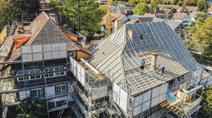 Die Bläuer Holzbau AG in Sissach ist spezialisiert auf fachgerechte und energieeffi ziente Dachsanierungen. Bild zvg