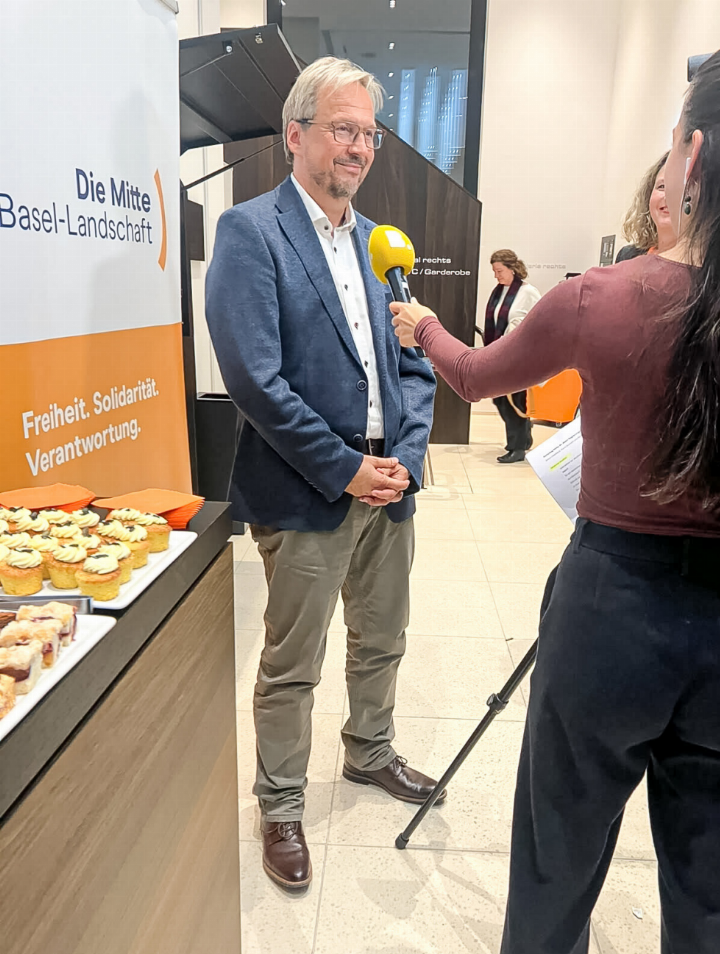 Überraschungssieger Remo Oser stellt sich nach seiner Nomination als «Mitte»- Regierungsratskandidat den Fragen der Medien. Bild Thomas Gubler Überraschungssieger Remo Oser stellt sich nach seiner Nomination als «Mitte»- Regierungsratskandidat den Fragen der Medien. Bild Thomas Gubler