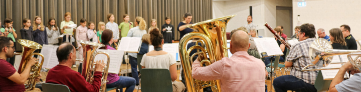 Mit voller Konzentration proben der Musikverein und der «GelterKinderchor» ihre Aufführung «Groove». Bild Lea Wieser Mit voller Konzentration proben der Musikverein und der «GelterKinderchor» ihre Aufführung «Groove». Bild Lea Wieser