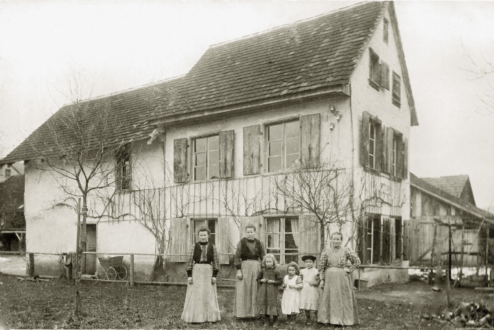 Im Jahr 1910 wohnte in diesem Haus die Familie Meier-Dunkel. Wer weiss, wo dieses Haus in Bubendorf steht?       Archiv Heinz Spinnler