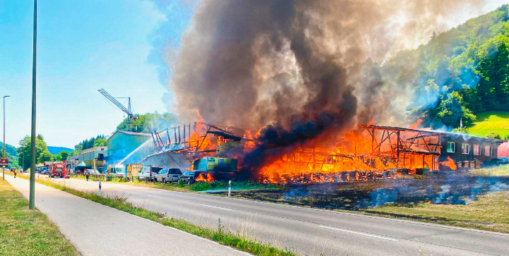 Im Juni 2022 brannte in Diepflingen ein Gewerbegebäude nieder, im Einsatz war unter anderem die Verbundfeuerwehr Delta. Auf dem Areal hat heute die Axova ihren Hauptsitz.
Bild Archiv vs