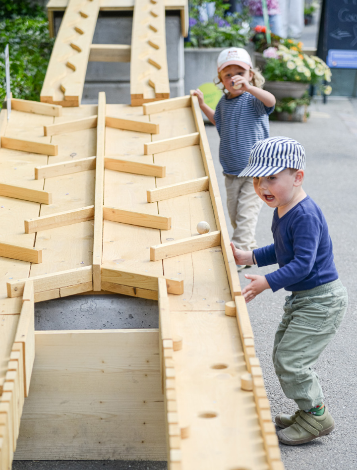 Die aufwendig gemachten Kugelbahnen, die das Publikum am Dorffest begeisterten, sollen für die Bevölkerung zugänglich bleiben. Bild Archiv vs Die aufwendig gemachten Kugelbahnen, die das Publikum am Dorffest begeisterten, sollen für die Bevölkerung zugänglich bleiben. Bild Archiv vs