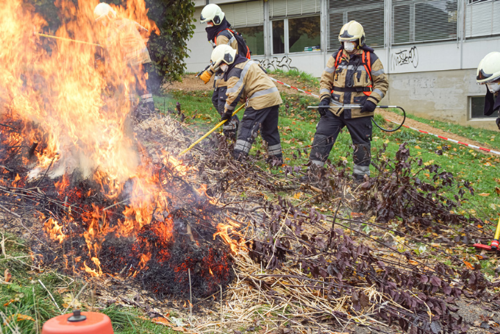Eine Schneise verhindert ein Überspringen der Flammen. Bild Otto Graf