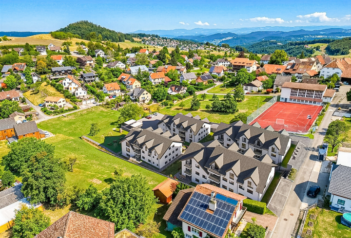 Wird die Überbauung mit Eigentums- und Mietwohnungen wie geplant realisiert, kann die
Bevölkerung Tittertens auf einen Schlag um bis zu 100 Personen wachsen.
Visualisierung zvg Wird die Überbauung mit Eigentums- und Mietwohnungen wie geplant realisiert, kann die
Bevölkerung Tittertens auf einen Schlag um bis zu 100 Personen wachsen.
Visualisierung zvg