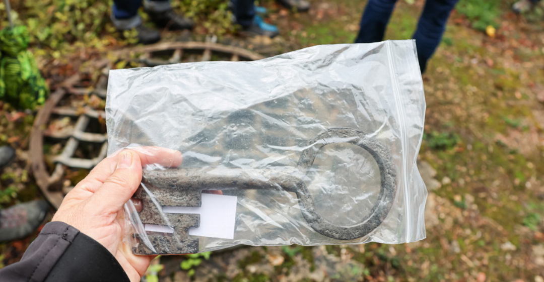Artefakt aus dem Brandschutt der Scheidegg: ein riesiger Schlüssel, vielleicht liess sich mit ihm das Haupttor öffnen. Artefakt aus dem Brandschutt der Scheidegg: ein riesiger Schlüssel, vielleicht liess sich mit ihm das Haupttor öffnen.
