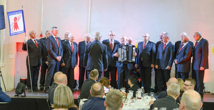 An der Abschiedsfeier von Feuerwehrinspektor Werner Stampfli sang der Chor: «Mir sy vo der Füürwehr». Bild ch. An der Abschiedsfeier von Feuerwehrinspektor Werner Stampfli sang der Chor: «Mir sy vo der Füürwehr». Bild ch.