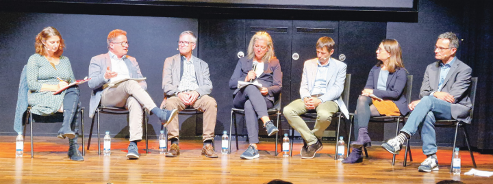 Die Teilnehmenden des Podiums im «Elefantehuus»: Regina Betz, Thomas Tribelhorn, Robert Vogt, Moderatorin Petra Huth, Manuel Ballmer, Beatrice Borio und Hannes Hänggi (von links). Bild Jo Krebs
