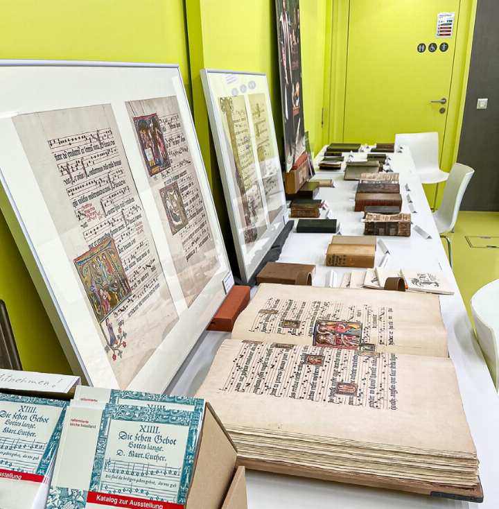 Von handgeschriebenen Chorbüchern bis zu gedruckten Gesangbüchern: Die Ausstellung in der Kantonsbibliothek Baselland beleuchtet 500 Jahre evangelischen Kirchengesang.
Bild zvg