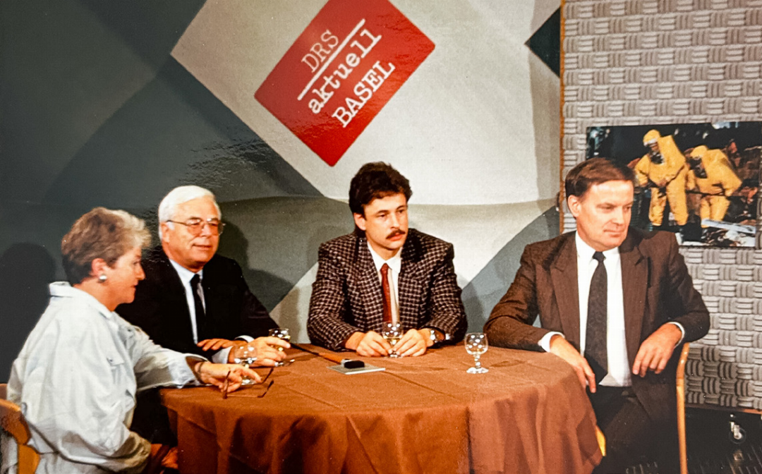 Ein Jahr nach dem Brand diskutierten in einer Sondersendung von Fernsehen DRS in
(von links nach rechts) Toya Maissen (Autorin),
Hans-Peter Sigg (Sandoz-Konzernleitungs-
Vizepräsident), Andreas Bitterlin (Gesprächsleiter) und Werner Spitteler (Regierungspräsident BL) über Sicherheitsvorkehrungen in der chemischen Industrie.
Bild zvg / Archiv SRF Ein Jahr nach dem Brand diskutierten in einer Sondersendung von Fernsehen DRS in
(von links nach rechts) Toya Maissen (Autorin),
Hans-Peter Sigg (Sandoz-Konzernleitungs-
Vizepräsident), Andreas Bitterlin (Gesprächsleiter) und Werner Spitteler (Regierungspräsident BL) über Sicherheitsvorkehrungen in der chemischen Industrie.
Bild zvg / Archiv SRF