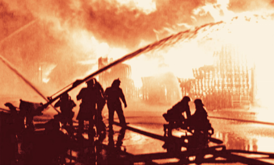Brandherd war die Lagerhalle 956, in der ungefähr 1350 Tonnen Chemikalien lagerten. Rund 200 Feuerwehrleute waren im Einsatz. Bild zvg Brandherd war die Lagerhalle 956, in der ungefähr 1350 Tonnen Chemikalien lagerten. Rund 200 Feuerwehrleute waren im Einsatz. Bild zvg