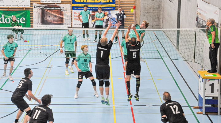 Die jungen Ormalinger mit einem Smash in 
der Partie gegen Bodelshausen.
Bild zvg