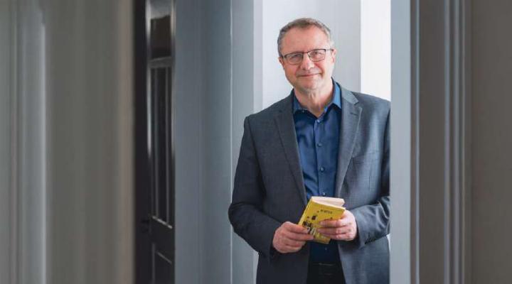 AUSGEFRAGT ALFRED BODENHEIMER, PROFESSOR UND KRIMIAUTOR