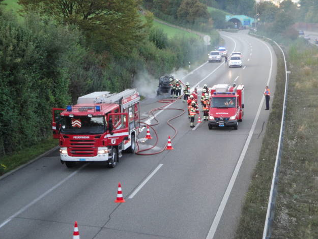 Auto brennt auf Autobahn - Das Bild wird blockiert. – Möglicherweise durch einen aktiven Adblocker.