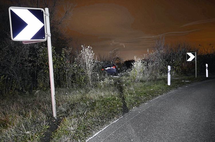  Autolenker fährt ins Gebüsch - Das Bild wird blockiert. – Möglicherweise durch einen aktiven Adblocker.