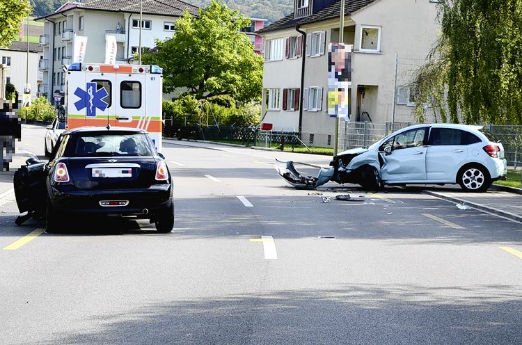 Kollision in Lausen: Drei Verletzte - Das Bild wird blockiert. – Möglicherweise durch einen aktiven Adblocker.