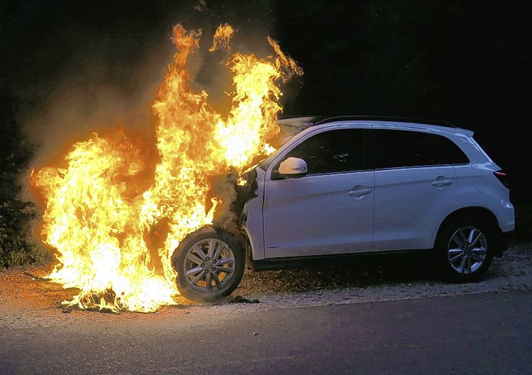Auto ging in Flammen auf - Das Bild wird blockiert. – Möglicherweise durch einen aktiven Adblocker.