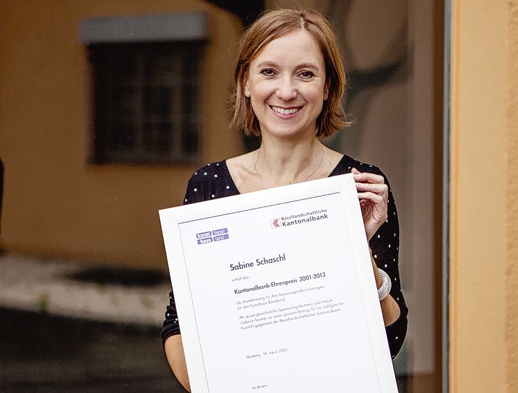 Sabine Schaschl mit dem Kantonalbank Ehrenpreis 2001-2013 geehrt - Das Bild wird blockiert. – Möglicherweise durch einen aktiven Adblocker.