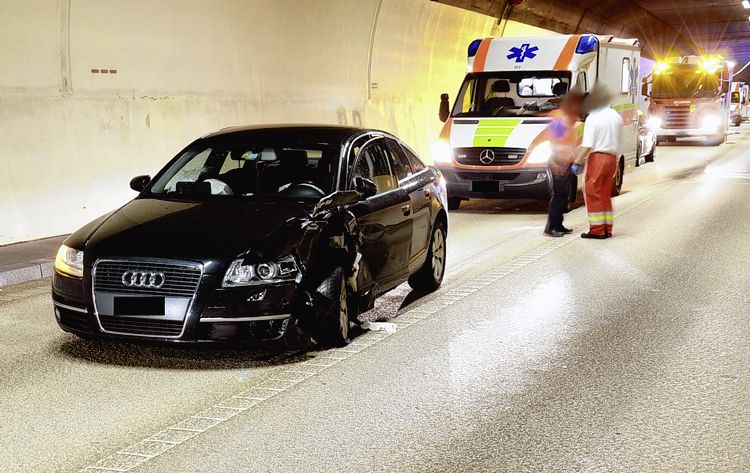 Unfall im Chienbergtunnel mit zwei Verletzten und langem Stau - Das Bild wird blockiert. – Möglicherweise durch einen aktiven Adblocker.