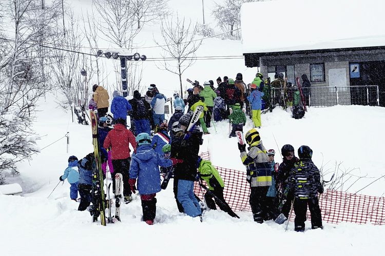 Reger Betrieb beim Skilift in Langenbruck - Das Bild wird blockiert. – Möglicherweise durch einen aktiven Adblocker.