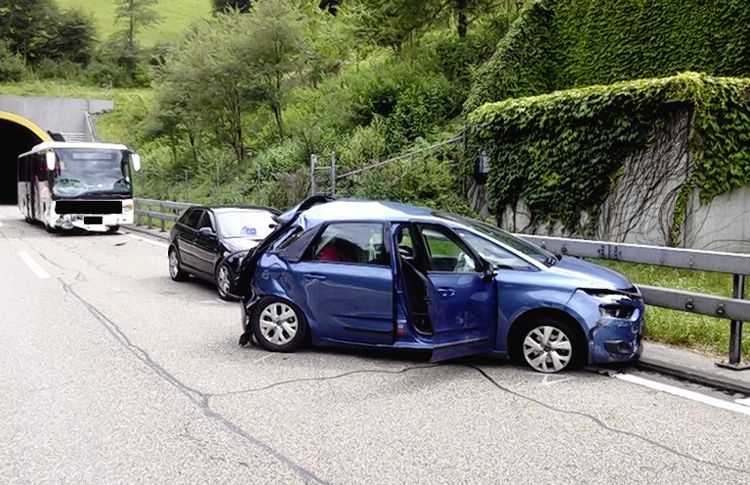 Drei Verletzte bei Car-Kollision im Arisdorf-Tunnel - Das Bild wird blockiert. – Möglicherweise durch einen aktiven Adblocker.