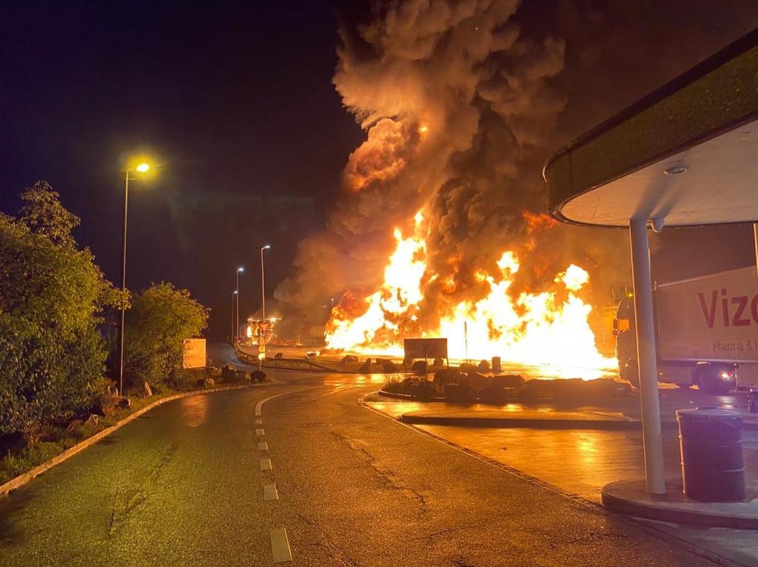 Zwei Lastwagen komplett ausgebrannt