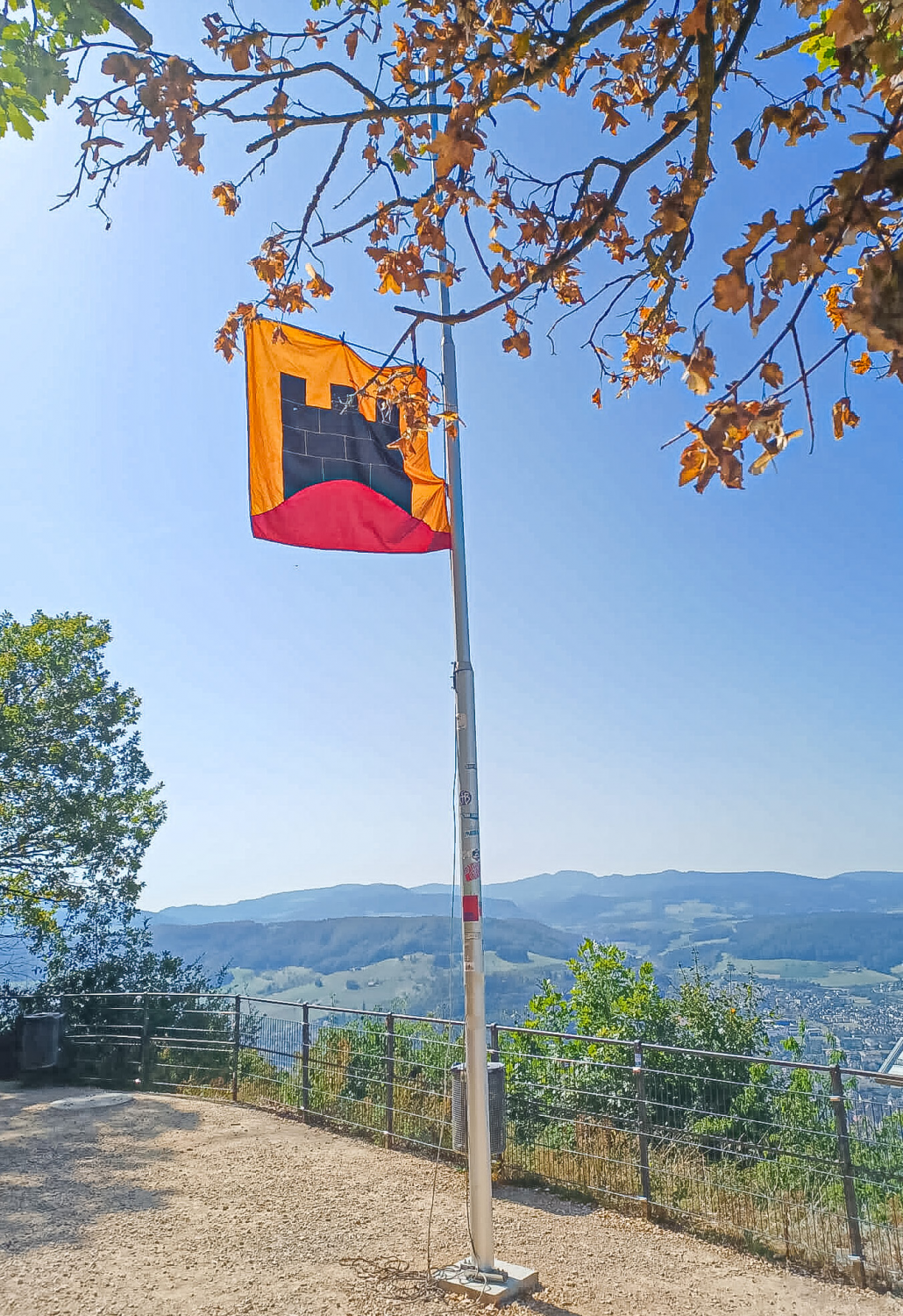 Zunzger Flagge weht auf der Sissacher Fluh